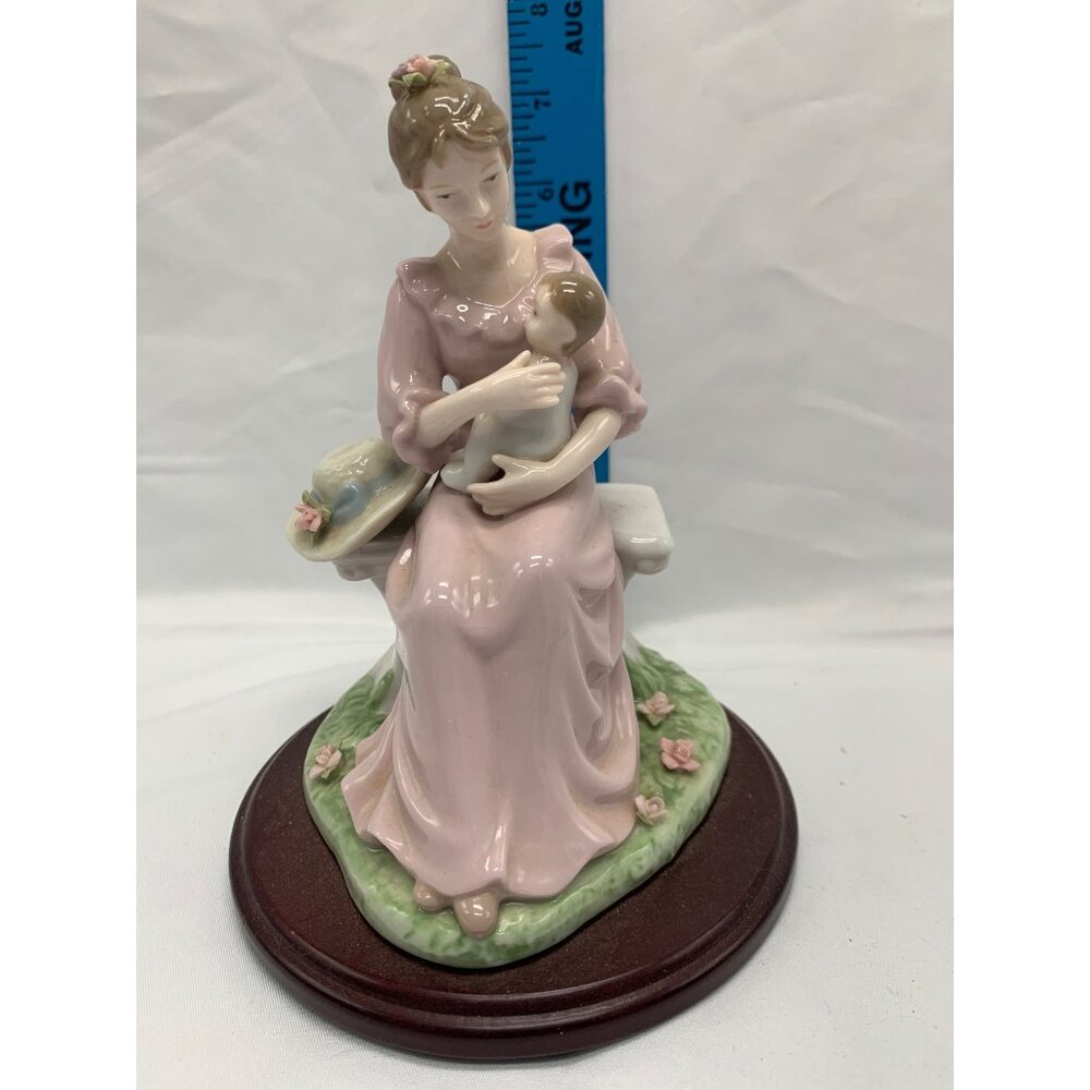 Mother & Child (Unisex) Figurine By Avon 2003 Moments & Memories Collection